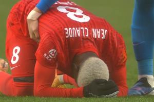 非常沮丧！海港外援克劳德赛后跪地伤心痛哭，颜骏凌将他拉起