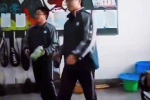 一段中国高中生在教室打球视频，勾起了无数人的回忆！